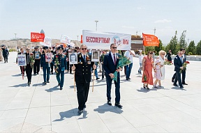 Массовое шествие Бессмертного полка на мемориале «Народная память» в Ашхабаде продолжилось днём 9 мая